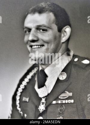 Der pensionierte Major Kenneth E. Stumpf, der hier 1968 als Stabssergeant gezeigt wurde, erhielt die Ehrenmedaille während seines Dienstes in Vietnam. Stumpf starb am 23. April 2022 in seinem Haus in Tomah, Wiss. (Foto der Armee) Fort McCoy, Kenneth Stumpf, Wisconsin, Ehrenmedaille, Stockfoto