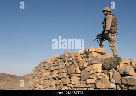 US Marine Corps (USMC) Lance Corporal (LCPL) Cody Hendricks, ein Rifleman bei der Waffenfirma, 3. Bataillon, 3. Marineregiment, sorgt während einer Trainingsübung in der Nähe von Khowst Afghanistan (AFG) zur Unterstützung der Operation DAUERHAFTE FREIHEIT für die Sicherheit der Soldaten von Fox Battery, 7. Feldartillerie. Gegenstand Operation/Serie: DAUERHAFTE FREIHEITSBASIS: Vorwärtsgerichtete Einsatzbasis Salerno Staat: Khowst-Land: Afghanistan (AFG) Stockfoto