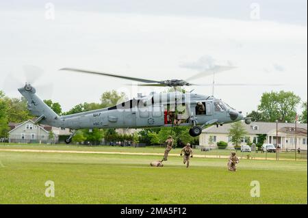 NEW YORK (24. Mai 2022) Seeleute, die dem Helicopter Sea Combat Squadron (HSC) 7 zugewiesen wurden, absolvieren während einer Flugdemonstration am Miller Field, Staten Island, N.Y., schnelle Seilübungen von einem MH-60s (Sea Hawk)-Hubschrauber. Um die Aufmerksamkeit der Marine während der Entwicklung des Warm New York durch das Navy Recruiting Command in Verbindung mit der Fleet Week New York (FWNY) 2022 zu erhöhen. Seit 1984 findet fast jedes Jahr das Fest der Seedienste in der Stadt statt. Dieses Jahr ist das Jahr 34.. FWNY bietet den Bürgern von New York City und dem umliegenden Tri-State-Gebiet die Möglichkeit, Seeleute, Marineinfanteristen und C zu treffen Stockfoto