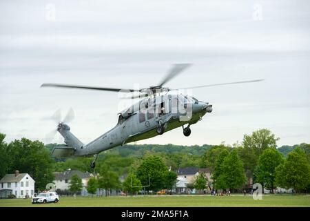 NEW YORK (24. Mai 2022) ein MH-60s (Sea Hawk) Hubschrauber, der dem Hubschrauber Sea Combat Squadron (HSC) 7 zugewiesen wurde, landet während einer Flugdemonstration auf Miller Field, Staten Island, N.Y., um die Aufmerksamkeit der Marine während der Entwicklung des Warm New York durch den Navy Recruiting Command in Verbindung mit der Fleet Week New York (FWNY) 2022 zu wecken. Seit 1984 findet fast jedes Jahr das Fest der Seedienste in der Stadt statt. Dieses Jahr ist das Jahr 34.. FWNY bietet den Bürgern von New York City und dem umliegenden Tri-State-Gebiet die Möglichkeit, Seeleute, Marineinfanteristen und Küstenwartsmänner zu treffen und „See First“ zu sehen Stockfoto