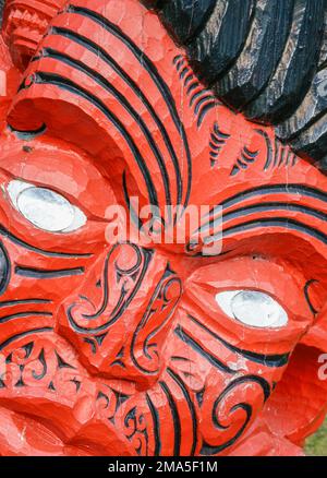 Bay of Plenty Neuseeland - 23 2010. Juli; Nahaufnahme des furchterregenden Maori Totempfals oder pouwhen ua rot und schwarz gestrichen. Stockfoto