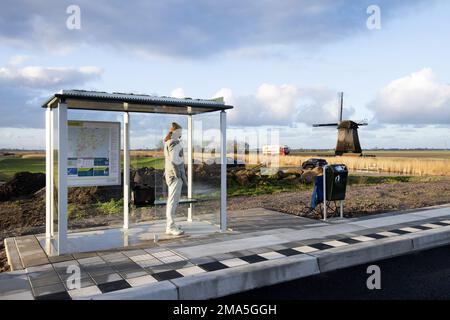 SCHERMERHORN - Ein Mann wartet auf den Bus, der nie kam. Tausende von Busfahrern, Fahrern und Dirigenten im Regionalverkehr werden am Donnerstag und Freitag ihre Arbeit einstellen. ANP OLAF KRAAK niederlande raus - belgien raus Stockfoto