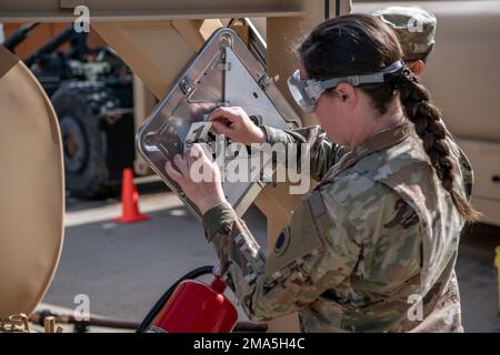 Sgt. Katherine Gross, Mitglied der Nationalgarde von Michigan, führt am 25. Mai 2022 im Joint Force Headquarters in Lansing, Michigan, ein Spül- und Umwälzverfahren für die Kraftstoffleitung durch. TACOM Filmteams dokumentierten den Prozess, der die ganze Armee durchlaufen wird, um Anleitung für die Validierung dieser Reparatur zu geben. Stockfoto