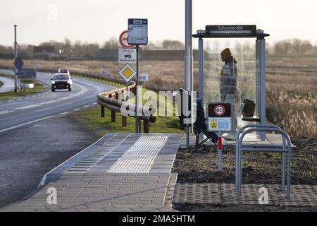 SCHERMERHORN - Ein Mann wartet auf den Bus, der nie kam. Tausende von Busfahrern, Fahrern und Dirigenten im Regionalverkehr werden am Donnerstag und Freitag ihre Arbeit einstellen. ANP OLAF KRAAK niederlande raus - belgien raus Stockfoto