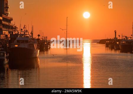 Sonnenuntergang im Hafen von Grau du ROI, einem Fischerdorf in der Nähe der Camargue, in Frankreich. Stockfoto