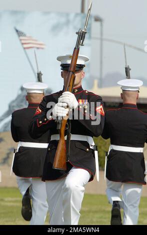 Mitglieder des US Marine Corps (USMC) Silent Drill Platoon treten auf dem Parade Deck auf, während der jährlichen Battle Colors Ceremony, die an Bord der Marine Corps Air Station (MCAS), Yuma, Arizona (AZ) stattfindet. Basis: Marine Corps Air Station, Yuma Bundesstaat: Arizona (AZ) Land: Vereinigte Staaten von Amerika (USA) Stockfoto