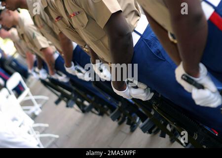 Mitglieder des Base Honor Guard Teams des US Marine Corps (USMC) stehen mit ihren 5,56mm M16A2-Gewehren auf der Parade Rest, während des Memorial Service zu Ehren der 26 Marines und Matrosen vom 1. Bataillon, 3. Marine Regiment in Kaneohe Bay, Hawaii (HI), die bei einem Hubschrauberunfall starben. Die Gedenkstätte fand im Kapitol statt. Basis: Honolulu Staat: Hawaii (HI) Land: Vereinigte Staaten von Amerika (USA) Stockfoto