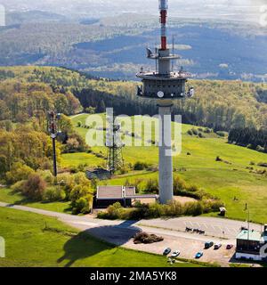 Blick auf Koeterberg Telekommunikationsturm und Übertragungsmasten von oben, Luftaufnahme, Luegde, Teutoburg Forest Egge Mountains Naturpark Stockfoto