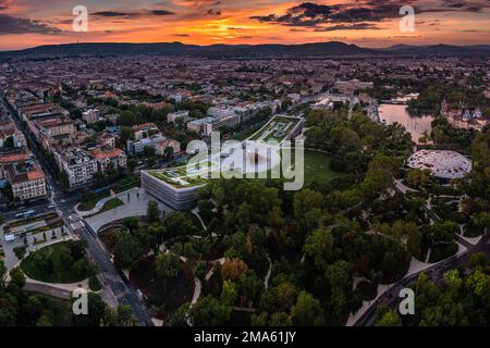 Budapest, Ungarn - die Skyline von Budapest in der Dämmerung mit atemberaubendem Panoramablick und farbenfrohem Sonnenuntergang. Diese Aussicht umfasst das Ethnographiemuseum, den Heldenplatz, das Haus Stockfoto