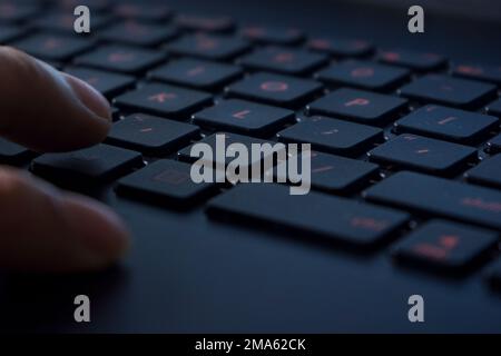 Die Hände tippen auf der Tastatur, arbeiten zu Hause mit einem Laptop Stockfoto