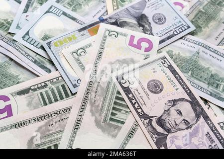 Hintergrund verschiedener Banknoten in Dollar und Euro. Stockfoto