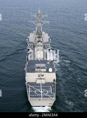 Hohes schräges Heck mit Blick auf die US Navy (USN) Arleigh Burke Class (Flug IIA) Guided Missile Destroyer (Aegis) USS NITZE (DDG 94), die im Atlantik auf den Seeversuchen des Bauunternehmers im Einsatz ist. Hohes schräges Heck mit Blick auf die US Navy (USN) Arleigh Burke Class (Flug IIA) Guided Missile Destroyer (Aegis) USS NITZE (DDG 94), die im Atlantik auf den Seeversuchen des Bauunternehmers im Einsatz ist. Stockfoto