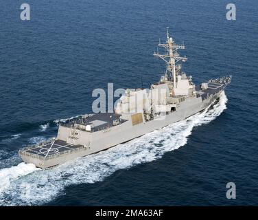 Steuerbord-Viertelansicht der US Navy (USN) Arleigh Burke Class (Flug IIA) Guided Missile Destroyer (Aegis) USS NITZE (DDG 94), die im Atlantik auf den Seeversuchen des Bauunternehmers unterwegs ist. Steuerbord-Viertelansicht der US Navy (USN) Arleigh Burke Class (Flug IIA) Guided Missile Destroyer (Aegis) USS NITZE (DDG 94), die im Atlantik auf den Seeversuchen des Bauunternehmers unterwegs ist. Stockfoto