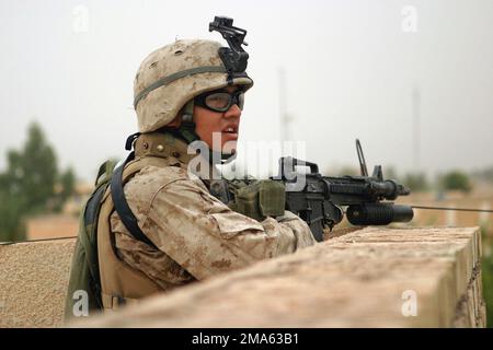 US Marine Corps (USMC) Lance Corporal (LCPL) Darvy Perez, der Charlie Company zugeteilt, 1. Bataillon, 5. Marine Regiment, führt eine Sicherheitspatrouille auf einem Dach in der Stadt Ramadi, Irak, durch. Die Marines der 1. Marine Division führen Sicherheits- und Stabilisierungsoperationen (SASO) in der irakischen Provinz Al Anbar durch, um die IRAKISCHE FREIHEIT bei der Operation zu unterstützen. Operation/Serie: IRAKISCHE FREIHEITSBASIS: AR Ramadi Staat: Al Anbar Land: Irak (IRQ) Stockfoto