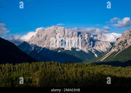 Deutschlands höchster Berg, die Zugspitze, vom Fernpass aus gesehen. Stockfoto