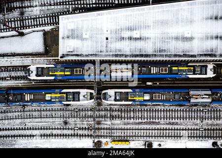 VENLO - ein Drohnenfoto von stationären Zügen am Bahnhof in Venlo. Tausende von Busfahrern, Zugführern und Dirigenten im regionalen Verkehr haben ihre Arbeit nach gescheiterten Tarifverhandlungen eingestellt. ANP ROB ENGELAAR niederlande raus - belgien raus Stockfoto