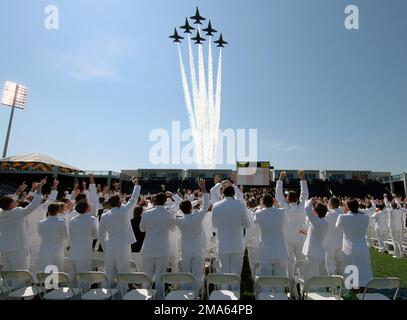 Das US Navy (USN) Flugdemonstrationsteam die „Blue Angels“ führen während der Eröffnungszeremonien für die Graduations- und Kommissionierungszeremonie 2005 an der US Naval Academy in Annapolis, Maryland (MD), einen Überflug durch. Basis: Annapolis Bundesstaat: Maryland (MD) Land: Szene der Vereinigten Staaten von Amerika (USA) Hauptkommando gezeigt: MAGTF Stockfoto