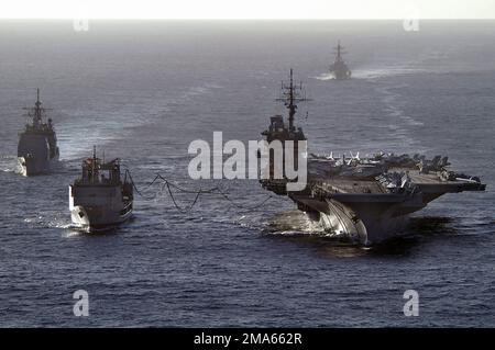 050614-N-0120R-129. [Complete] Scene Caption: Ein Luftbogen in der Sicht, der das Royal Australian Navy (RAN) DInsurance Class Unterwasserschiff, HMAS SUCCESS (AOR 304) (Vordergrund links), zeigt. Und der US Navy (USN) Aircraft Carrier, USS KITTY HAWK (CV 63), der im Rahmen der Übung TALISMAN Sabre 2005 im Korallenmeer Operationen zur Wiederauffüllung auf See (RAS) durchführt. TALISMAN Sabre ist eine Übung, die gemeinsam vom US Pacific Command (USPACCOM) und dem Australian Defense Force Joint Operations Command (ADFJOC) gesponsert wird und zur Ausbildung des Personals des Befehlshabers der siebten Flotte der USA und Aust dient Stockfoto