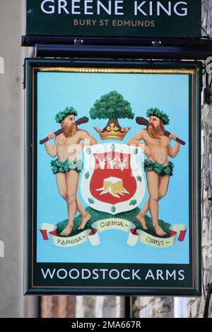 Schild über dem Woodstock Arms Pub in Woodstock, Großbritannien Stockfoto