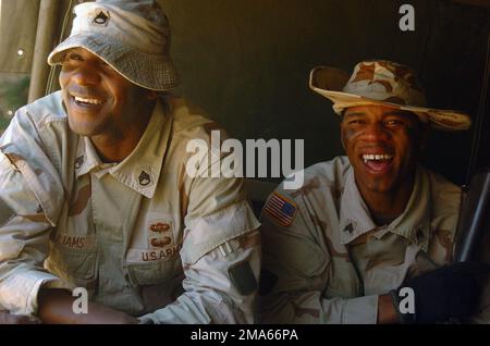 050618-N-0696M-006. Basis: Shoalwater Bay Trainingsgebiet Bundesstaat: Queensland Country: Australien (AUS) Szene Hauptkommando gezeigt: 1. BATAILLON, 501. FALLSCHIRM F. Stockfoto