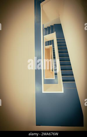 Treppe mit weißem Geländer und blauem Vinylboden von oben nach unten, Jena Thüringen, Deutschland Stockfoto