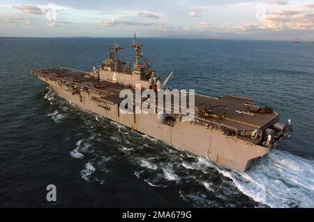 050619-N-8146B-004. [Complete] Scene Caption: Seitlicher Blick aus der Luft auf den Hafen des US Navy (USN) Wasp Class Amphibious Assault Ship USS BOXERS (LHD 4), während sie sich auf den Start eines Fluges der Royal Australian Air Force (RAAF) S-70A Black Hawks (Blackhawk) während des Flugbetriebs zur Unterstützung der Übung TALISMAN Sabre 2005 vorbereitet. TALISMAN Sabre ist eine Übung, die gemeinsam vom US Pacific Command (USPACOM) und dem Joint Operations Command der Australian Defense Force gesponsert wird und zur Ausbildung des Personals des US-Befehlshabers der 7.-Flotte und des Personals der Australian Joint Operations als designierter Hauptsitz der Combined Task Force (CTF) dient Stockfoto