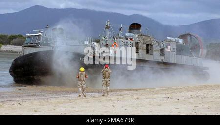 050619-N-3455P-008. [Complete] Bildunterschrift: Zwei US Navy (USN) Beachmasters, Assault Craft Unit 5 (ACU-5), Marine Corps Base (MCB) Camp Pendleton, Kalifornien (CA), an Bord des USN Wasp Class Amphibious Assault Ship USS BOXERS (LHD 4), beobachten Sie als USN Landing Craft, Air Cushion (LCAC) Fahrzeug fährt ab, nachdem die Soldaten der australischen Armee während der Übung TALISMAN Sabre 2005 am Sabina Point abgesetzt wurden. TALISMAN Sabre ist eine Übung, die gemeinsam vom US Pacific Command (USPACOM) und dem Joint Operations Command der Australian Defense Force gesponsert wird und zur Ausbildung des Personals des US-Befehlshabers der 7.-Flotte dient Stockfoto