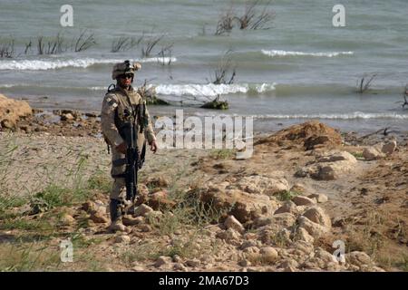 US Marine Corps (USMC) Corporal (CPL) Ronnie Shertel, der Bravo Company zugeteilt, 1. Bataillon, 6. Marines, patrouilliert am A-Strand entlang des Ufers, während einer Waffenruhe im Thar-See-Gebiet im Irak, während der Operation Khanjar. Die USMC 2D Marine Division und Mitglieder der Multinationalen Truppe West (MNF-W) führen mit den irakischen Sicherheitskräften (ISF) Aufstandsbekämpfungsoperationen durch, um die antiirakischen Kräfte zu isolieren und zu neutralisieren und so die FREIHEIT der Operation IRAQI zu unterstützen. Betrifft Operation/Serie: IRAKISCHE FREIHEITSBASIS: Teersee-Land: Irak (IRQ) Stockfoto