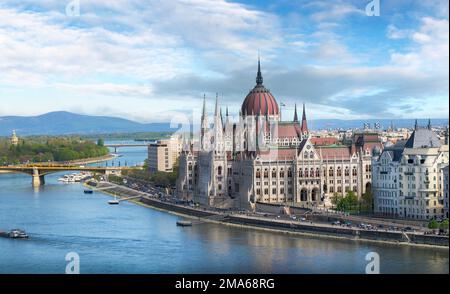 Ungarisches Parlament in Budapest, Ungarn an der Donau von oben Stockfoto