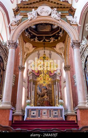 Altar und Inneneinrichtung in der Kirche Basilika San Petronio, Basilika di San Petronio im Zentrum der mittelalterlichen Stadt Bologna. Stockfoto