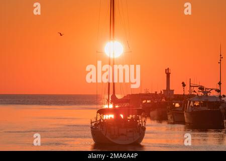 Sonnenuntergang im Hafen von Grau du ROI, einem Fischerdorf in der Nähe der Camargue, in Frankreich. Stockfoto