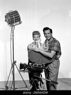 LUCILLE BALL und DESI ARNAZ im LANGEN TRAILER (1954), Regie VINCENTE MINNELLI. Kredit: M.G.M. / Album Stockfoto