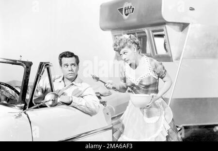 LUCILLE BALL und DESI ARNAZ im LANGEN TRAILER (1954), Regie VINCENTE MINNELLI. Kredit: M.G.M. / Album Stockfoto