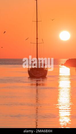 Sonnenuntergang im Hafen von Grau du ROI, einem Fischerdorf in der Nähe der Camargue, in Frankreich. Stockfoto