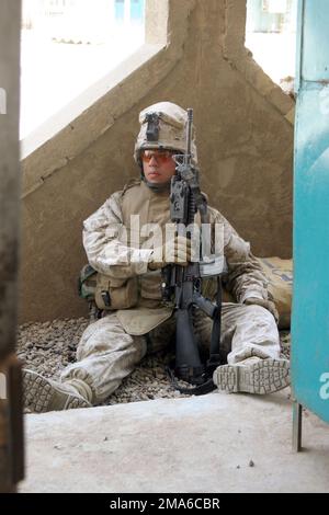 US Marine Corps (USMC) Lance Corporal (LCPL) Brian Rodriguez, 1. Bataillon (BN), 6. Marine Regiment (MAR REGT), Bravo Company (B CO), hält eine kurze Sekunde lang zur Ruhe während eines Klopfens und Cordons innerhalb der Innenstadt von Fallujah, Irak (IRQ). Er ist mit einem 5,56-mm-M16A2-Gewehr bewaffnet. Die 2. Marine Division (MAR DIV) und die MNF-W (Multinationale Streitkräfte West) führen mit den irakischen Sicherheitskräften (ISF) Aufstandsbekämpfungsoperationen durch, um die antiirakischen Streitkräfte während der Operation „FREIHEIT DES IRAK“ zu isolieren und zu neutralisieren. Basis: Camp Fallujah Staat: Al Anbar Land: Irak (IRQ) Stockfoto