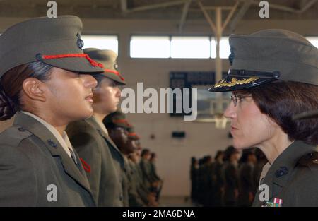 CYNTHIA J. Valentin, Oberstleutnant des US Marine Corps (USMC), Cynthia J. Valentin, kommandierender Offizier (CO), viertes Rekrutierungs-Bataillon, spricht während 4020 der Inspektion des Bataillonskommandeurs an Bord des Marine Corps Recruit Depot (MCRD) Parris Island, South Carolina (SC) mit Rekruten Camacho, Platoon (PLT). Recruit Camacho gehört zu den zehn Prozent der O CO und wird mit großem Erfolg in die Private First Class (PFC) befördert. Basis: USMC Recruit Depot, Parris Island Bundesstaat: South Carolina (SC) Land: Vereinigte Staaten von Amerika (USA) Stockfoto