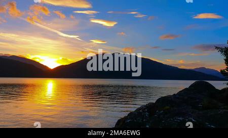 Eine wunderschöne Aussicht auf Loch Lomond mit Sonnenuntergang und Bergsteigen von Lochan Maoil Dhuinne Stockfoto