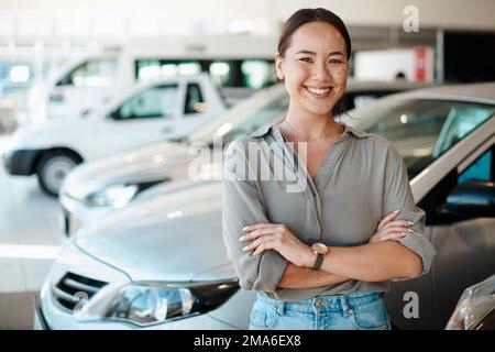 Ich habe den einen gefunden. Eine junge Frau, die neben dem Auto steht, will sie kaufen. Stockfoto