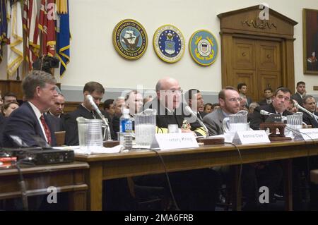 050719-N-2383B-120. [Complete] Szene Caption: US Navy (USN) CHIEF of Naval Operations (CNO) Admiral (ADM) Vern Clark, (Center), beantwortet Fragen von Mitgliedern des Unterkomitees der Projektionskräfte während der Aussage zu den Plänen und Programmen der Navy für das Geschäftsjahr 2006 für das DD(X) Next-Generation Multi-Mission Surface Combatant Ship. ADM Clark teilt den Zeugentisch mit dem stellvertretenden Verteidigungsminister für Akquisition, Technologie und Logistik, Ken Kreig (links), dem stellvertretenden Sekretär der Marine für Forschung, Entwicklung und Akquisition, John Young (Mitte-rechts) und dem Program Executive Officer Stockfoto