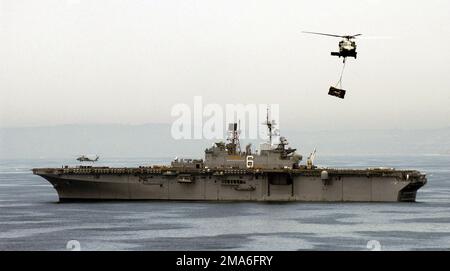 Hafenansicht der Wasp-Klasse der US Navy (USN): Amphibienschiff, USS BONHOMME RICHARD (LHD-6), zeigt USN MH-60s KnightHawk Helikopter, die den „Blackjacks“ des Helicopter Sea Combat Squadron Two One (HSC-21) zugewiesen sind und Vertical Replenishment (VERTREP) durchführen, in Vorbereitung auf einen bevorstehenden Einsatz im westlichen Pazifik. Land: Pazifik (POC) Stockfoto