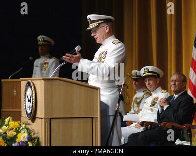 US Navy (USN) der ehemalige CHIEF of Naval Operations (CNO) Admiral (ADM) Vern Clark hält seine Schlussbemerkungen während seiner Zeremonie zum Kommandowechsel und zum Ruhestand an der US Naval Academy in Annapolis, Maryland. Auf dem Foto sehen Sie den US-Verteidigungsminister (SECDEF), den ehrenwerten Donald H. Rumsfeld und den künftigen CNO-US-Navy-Admiral (USN) Mike Mullen. Basis: Annapolis Bundesstaat: Maryland (MD) Land: Vereinigte Staaten von Amerika (USA) Stockfoto