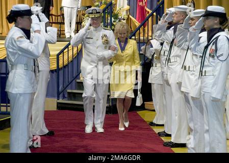 US Navy (USN) als EHEMALIGER CHIEF of Naval Operations (CNO) Admiral (ADM) Vern Clark (im Ruhestand) und seine Frau Connie gehen beim Abschluss seines Kommandowechsels und seiner Ruhestandszeremonie an der US Naval Academy in Annapolis, Maryland, durch die ehrenvollen Side Boys. Basis: Annapolis Bundesstaat: Maryland (MD) Land: Vereinigte Staaten von Amerika (USA) Stockfoto