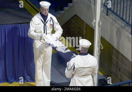 DIE MATROSEN DER US Navy (USN), die dem Ehrengarde-Team zugeteilt sind, falten während einer Zeremonie am späten Vormittag an der US Naval Academy in Annapolis, Maryland, die Flagge des MARINECHEFS (CNO) Admiral (ADM) Vern Clark (pensioniert). Basis: Annapolis Bundesstaat: Maryland (MD) Land: Vereinigte Staaten von Amerika (USA) Stockfoto