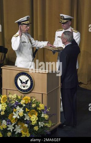 US-Marineminister (SECNAV) der ehrenwerte Gordon R. England (rechts) vereidigt den Amtseid an den US-Marineadmiral (ADM) Mike Mullen, (links) CHIEF of Naval Operations (CNO), während einer Zeremonie am späten Morgen in der US Naval Academy in Annapolis, Maryland. AMD Mullen ersetzt USN ADM Vern Clark und wird zum 28. CNO. Basis: Annapolis Bundesstaat: Maryland (MD) Land: Vereinigte Staaten von Amerika (USA) Stockfoto