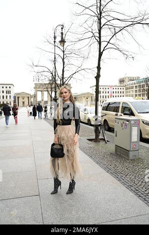 Christine Evers bei der Anja Gockel Fashion Show „Seven Senses“ auf der Berliner Fashion Week Herbst/Winter 2023 im Hotel Adlon Kempinski. Berlin, 18,01 Stockfoto