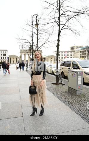 Christine Evers bei der Anja Gockel Fashion Show „Seven Senses“ auf der Berliner Fashion Week Herbst/Winter 2023 im Hotel Adlon Kempinski. Berlin, 18,01 Stockfoto