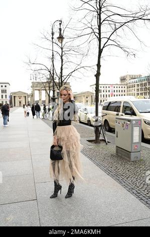 Christine Evers bei der Anja Gockel Fashion Show „Seven Senses“ auf der Berliner Fashion Week Herbst/Winter 2023 im Hotel Adlon Kempinski. Berlin, 18,01 Stockfoto