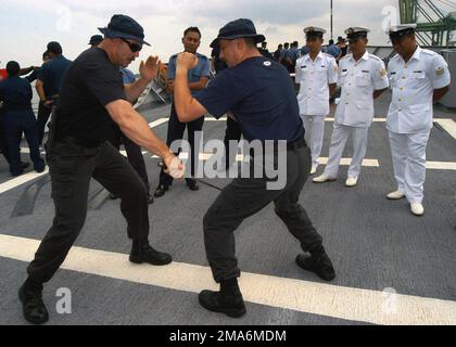 050808-N-4104L-063. [Complete] Szene Caption: US Navy (USN) CHIEF GUNNER's Mate (GMC) Ross McDonell (links), Assistant Boarding Officer, verwendet einen Stab, um eine nicht-tödliche Boarding-Technik auf USN Electronics Technician Second Class (ET2) Ryan Knull während eines Besuchs, Boards, Ausbildung zur durchsuchung und Festnahme (vbss) an Bord der USN Oliver Hazard Perry Class Guided Missile Frigate USS RODNEY M. DAVIS (FFG 60). Die BOARDTEAMS VON RODNEY M. DAVIS tauschen ihre Techniken mit den Offizieren und Matrosen von Royal Brunei, der Meerespolizei von Brunei und den Beamten des Fischereiministeriums von Brunei (im Hintergrund) aus Stockfoto