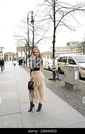 Christine Evers bei der Anja Gockel Fashion Show „Seven Senses“ auf der Berliner Fashion Week Herbst/Winter 2023 im Hotel Adlon Kempinski. Berlin, 18,01 Stockfoto