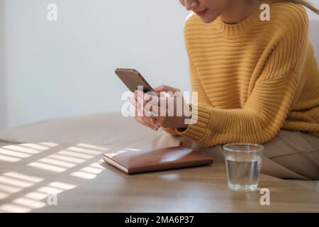 Eine Geschäftsfrau vervollständigt KYC mithilfe eines Online-Banking-Programms, um ein digitales Sparkonto zu eröffnen. Die Definition von Cyber-Sicherheit Stockfoto